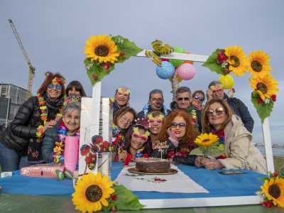 �Festeggiamo compleanni, anniversari, solstizi ed equinozi, tutto rigorosamente al sorgere del sole - dichiara Francesca-, e lo facciamo scegliendo un look per ogni occasione...